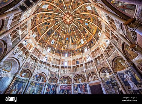 Battistero di Parma! Một Kiệt Tác Romanesque Nổi Bật giữa Lòng Thành Phố